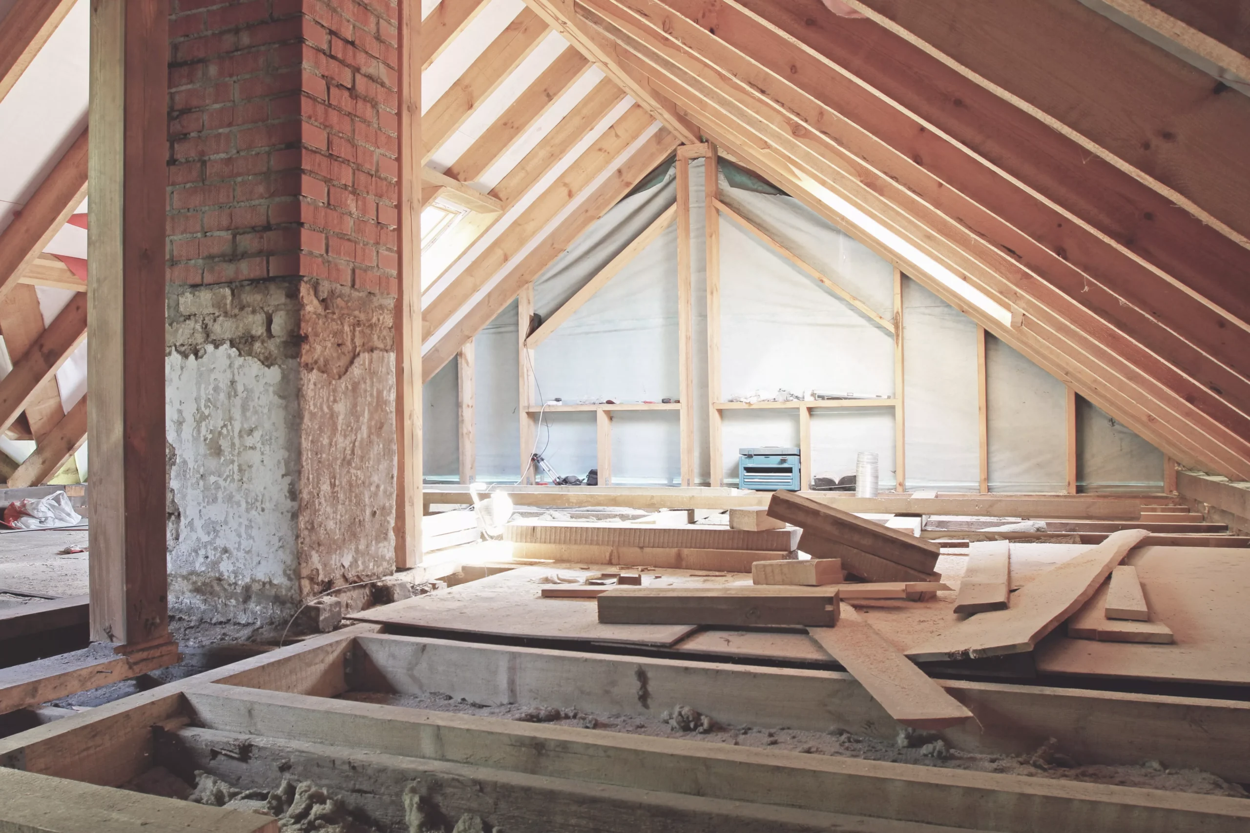 Entkernung eines Dachgeschosses mit freigelegtem Dachstuhl, Holzbalken und Mauerwerk