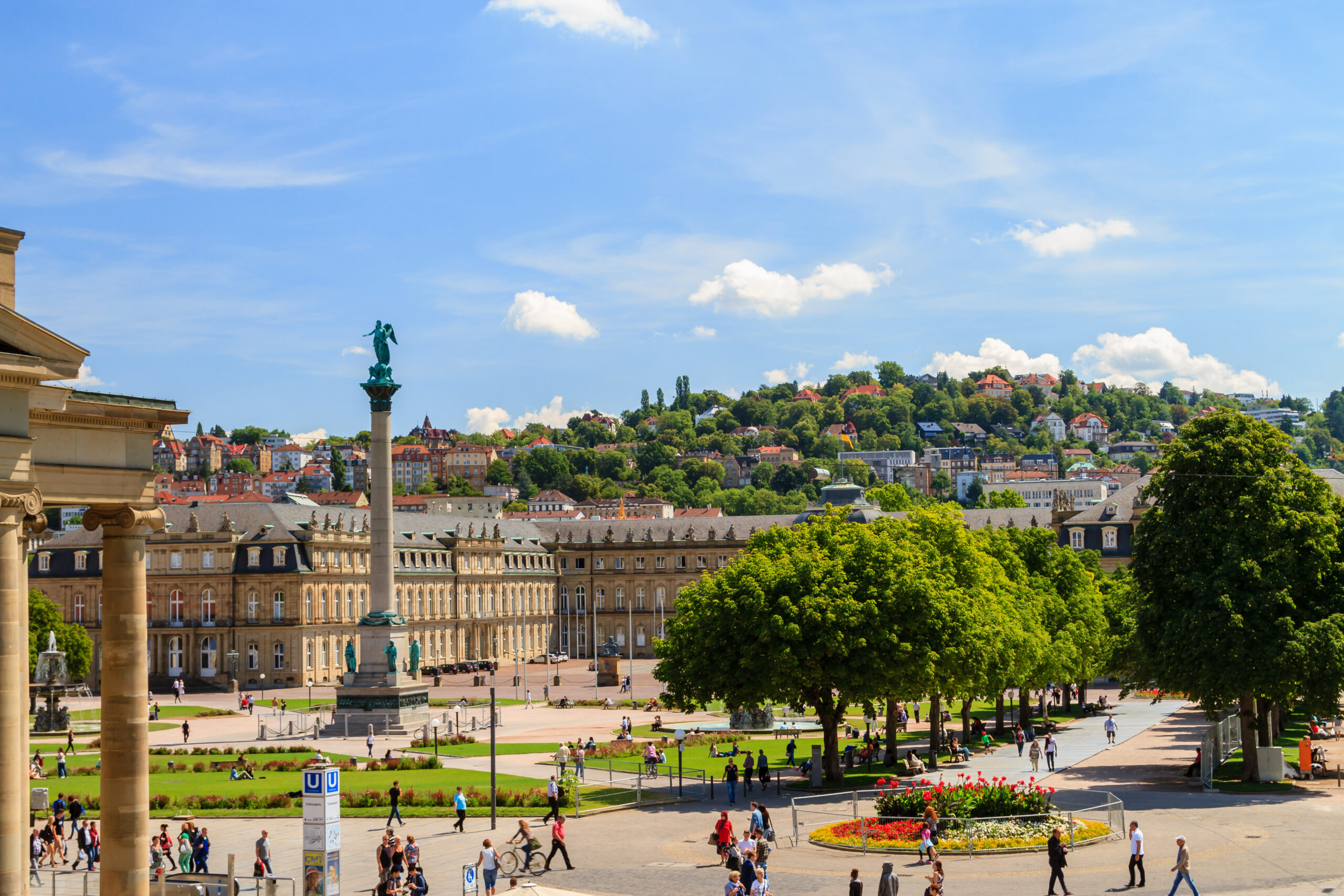 Schlossplatz in Stuttgart mit Jubiläumssäule im Sommer, im Hintergrund die bebauten Hanglagen